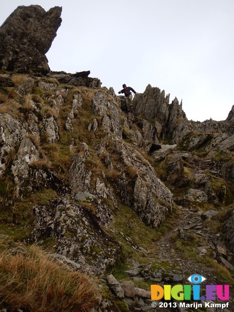 DSCN0198 Marijn climbing down Watkin's path